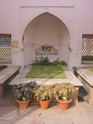 File:Sir syeds grave.jpg