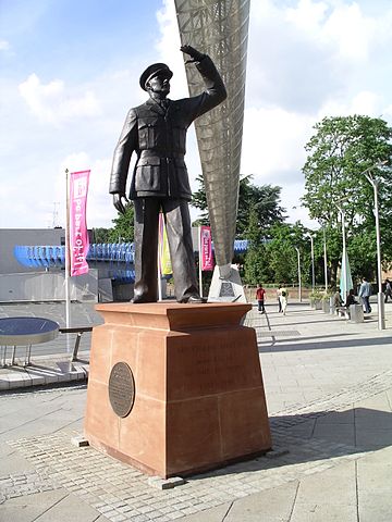 File:Frank whittle statue 12u07.JPG