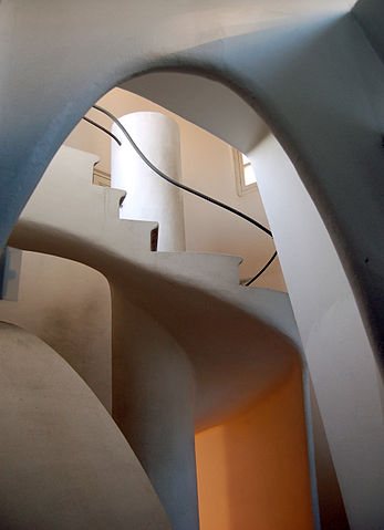 File:Gaudi Arch.jpg