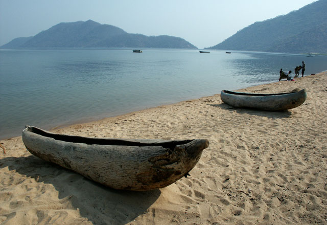 File:Monoxylon beach Lake Malawi 1557.jpg