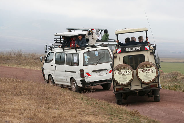 File:Safari in Ngorongoro.jpg