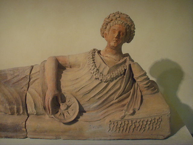 File:Museo archeologico di Firenze, coperchio di sepolcro muliebre da Tuscania, terracotta con tracce di policromia III sec. d.c.JPG