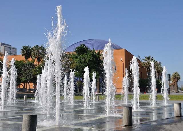 File:Plaza de Cesar Chavez 01.jpg