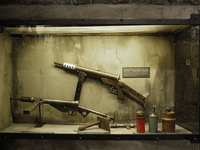 File:Błyskawica and other insurgent weapons.jpg