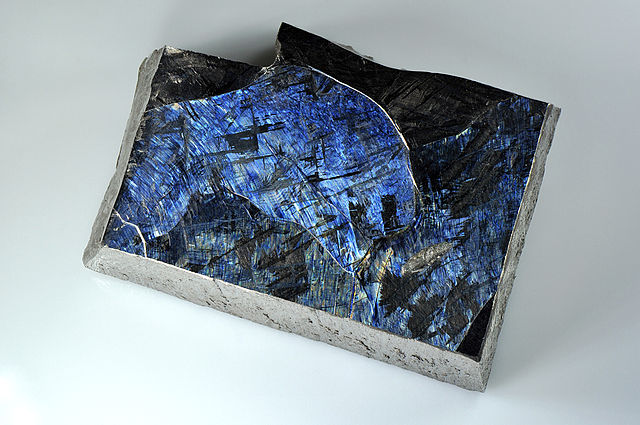 File:Hochreines Titan (99.999) mit sichtbarer Kristallstruktur.jpg