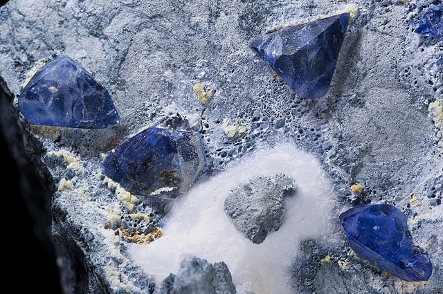 File:Benitoite HD.jpg