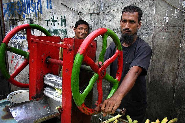 File:Sugarcane juice vendors, Dhaka.jpg