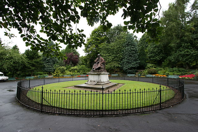 File:The memorial of William Thomson, 1st Baron Kelvin, University of Glasgow.jpg