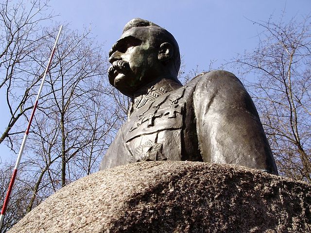 File:PL Turek Pilsudski Monument 11.jpg