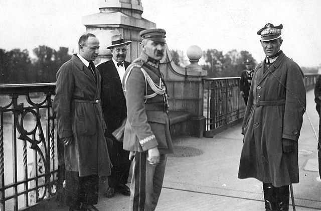 File:Piłsudski on Poniatowski's Bridge.jpg