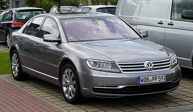 File:VW Phaeton 3.0 V6 TDI 4MOTION (2. Facelift) – Frontansicht, 10. August 2011, Düsseldorf.jpg
