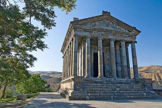 File:Roman temple garni.jpg