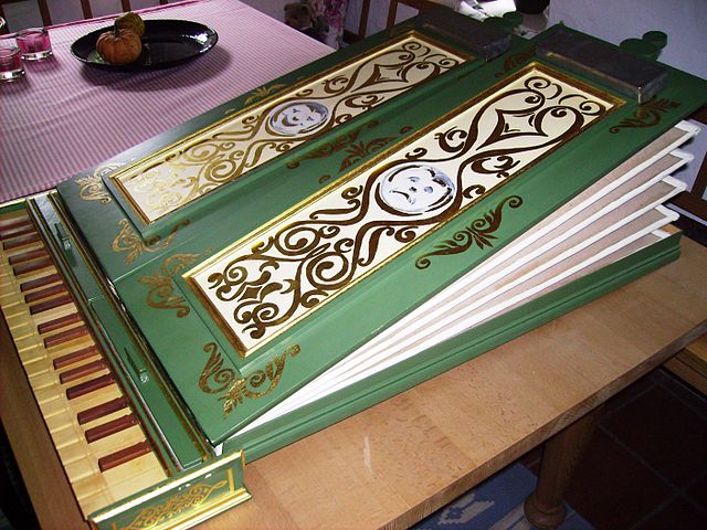 File:Bibelregal1988ME I.JPG