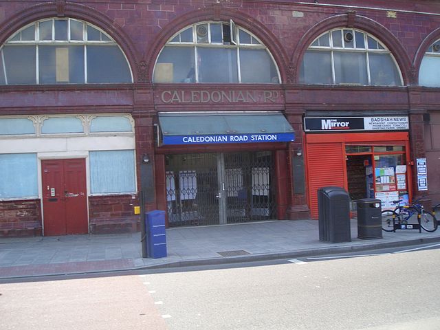 File:Caledonian Road tube station closed.jpg