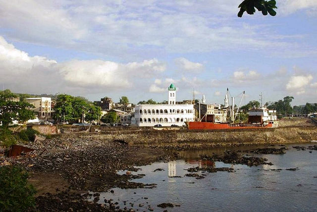 File:Moroni Capital of the Comores Photo by Sascha Grabow.jpg