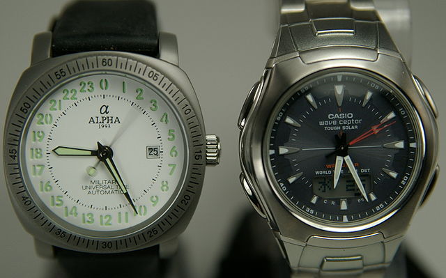 File:Watch Mechanical Quartz Comparison.jpg