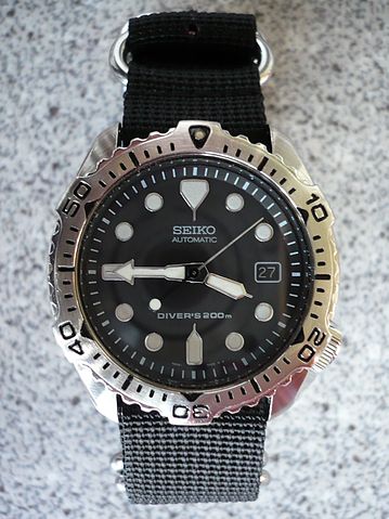 File:Seiko 7002-7020 Diver's 200 m on a 4-ring NATO style strap.JPG