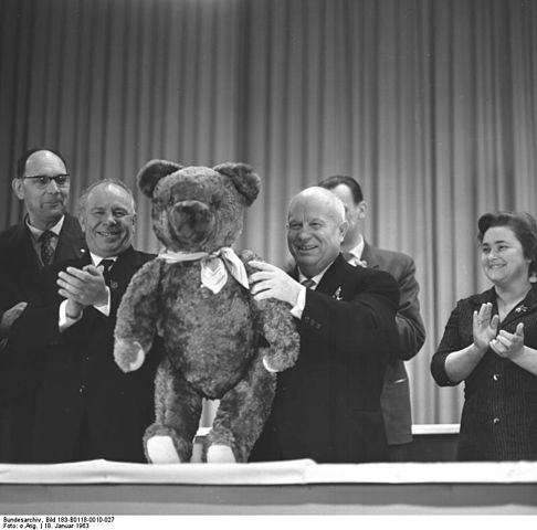 File:Bundesarchiv Bild 183-B0118-0010-027, Werk für Fernsehelektronik, Besuch Chruschtschow.jpg