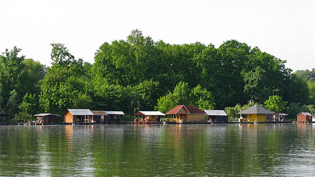 File:Houseboats, Belgrade, Serbia.jpg