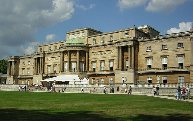 File:West facade of Buckingham Palace.JPG