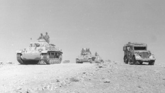 File:Bundesarchiv Bild 101I-782-0016-27A, Nordafrika, Panzer und Militärfahrzeuge auf Wüstenstraße.jpg