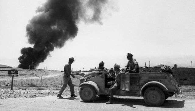 File:Bundesarchiv Bild 101I-786-0305-19, Tobruk, Soldaten in VW-K&uuml;belwagen.jpg