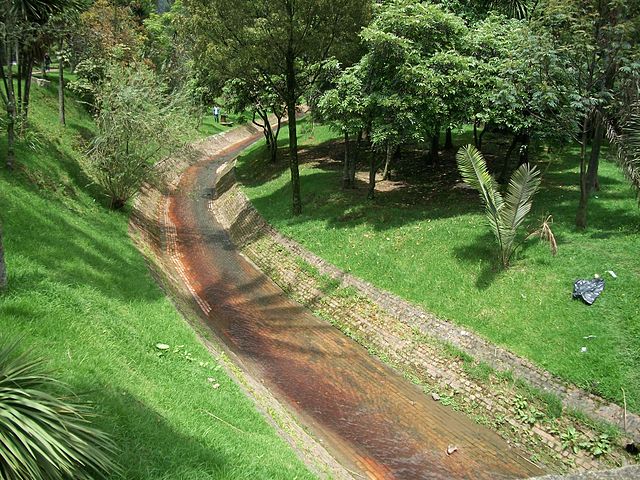 File:Río Arzobispo en el PArque Nacional Bogotá.JPG