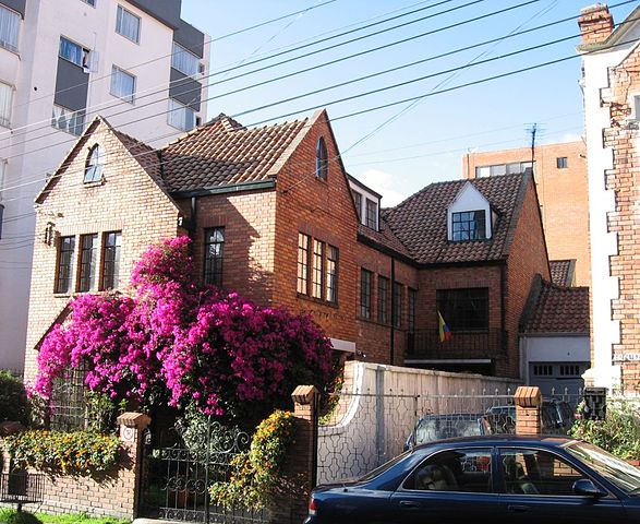 File:Casa en Chapinero Alto; Bogotá.jpg
