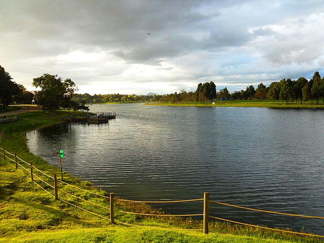 File:Lago del Parque Simón Bolívar.JPG