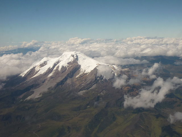 File:EL CAYAMBE DESDE EL AVION.JPG