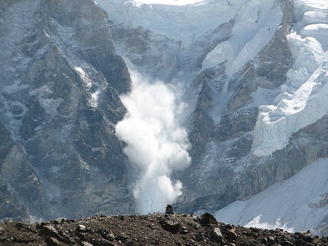 File:Avalanche on Everest.JPG