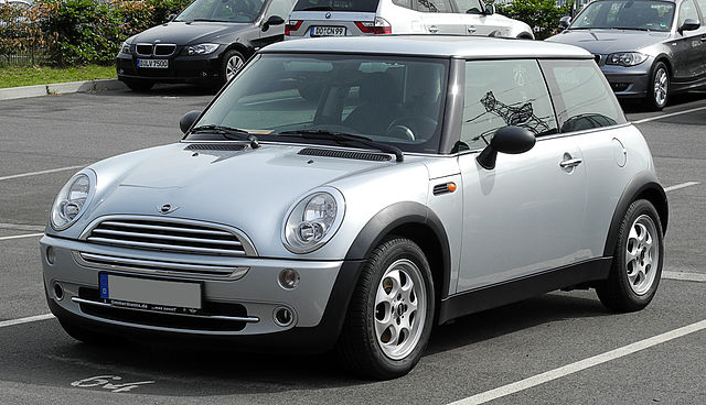 File:Mini One (R50) – Frontansicht, 12. Juni 2011, Düsseldorf.jpg