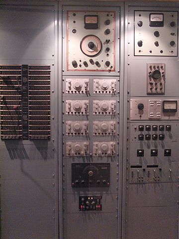 File:Synthesizer at Studio di Fonologia Musicale RAI di Milano.jpg
