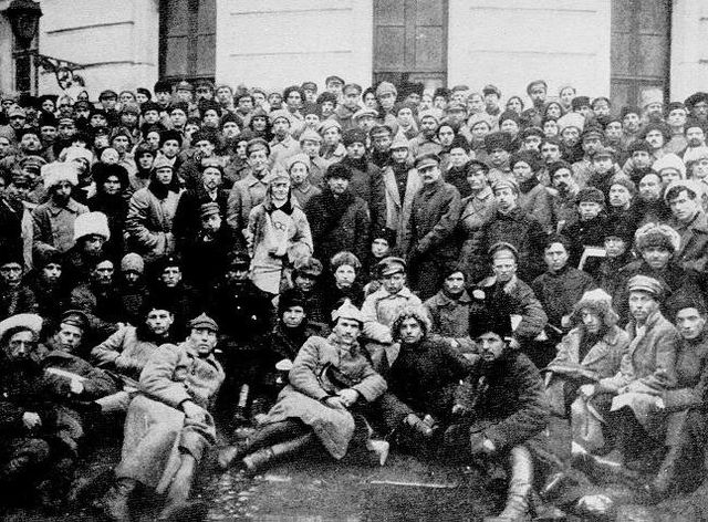 File:Trotzki and Lenin in Petrograd.jpg