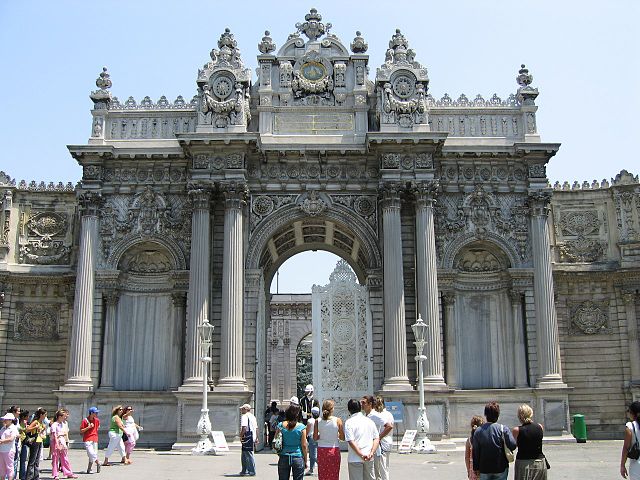 File:DolmabahceMainGate.JPG