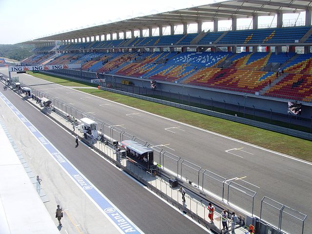 File:Istanbul park front straight and main grandstand.JPG