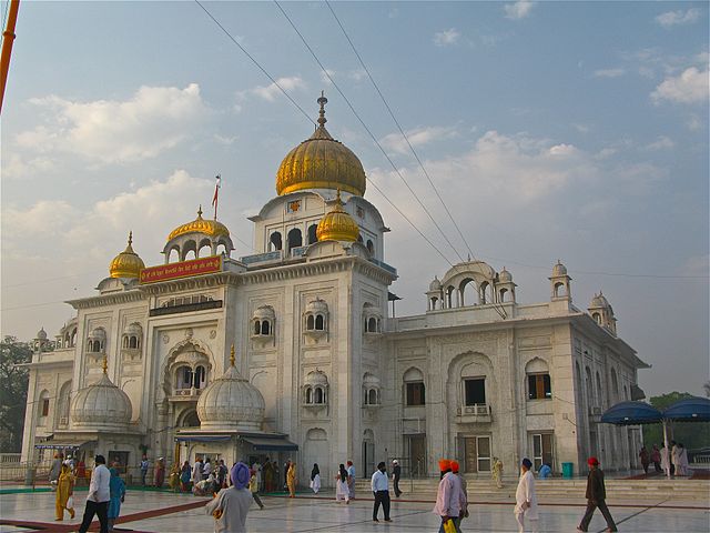 File:Front view of Gurudwara Bangla Sahib, Delhi.jpg
