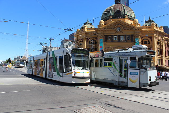 File:D1 3509 and Z3 171 passing Flinders Street Station in Swanston St 3-2-2013.jpg