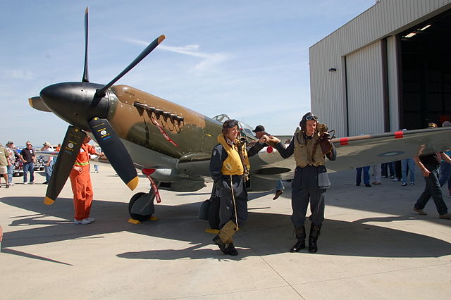 File:Spitifre Mk.XVI with crew.jpg