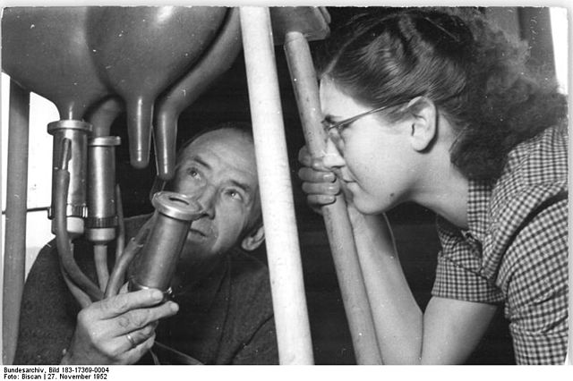 File:Bundesarchiv Bild 183-17369-0004, Barby, Bauer eine Melkmaschine präsentierend.jpg