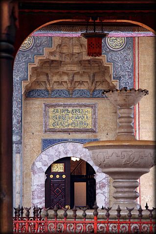 File:Courtyard to the Baščaršija Mosque.jpg