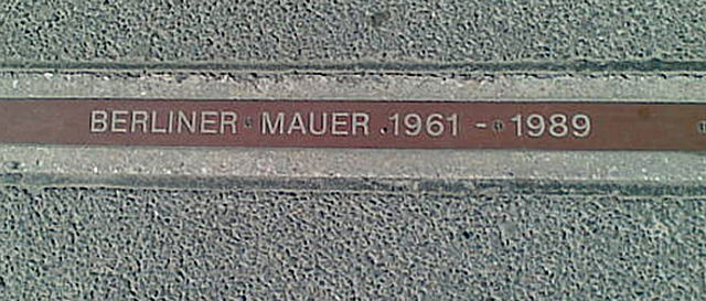 File:BERLINER MAUER 1961–1989 plaque.jpg