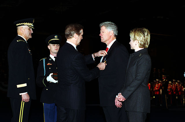 File:William S. Cohen presents President Clinton the Department of Defense Medal for Distinguished Public Service.jpg