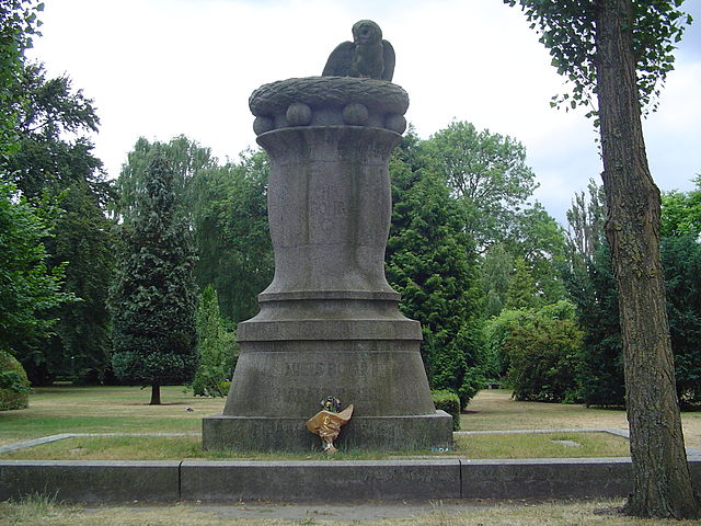 File:Assistens Kirkeg&aring;rd Niels Bohr.jpg