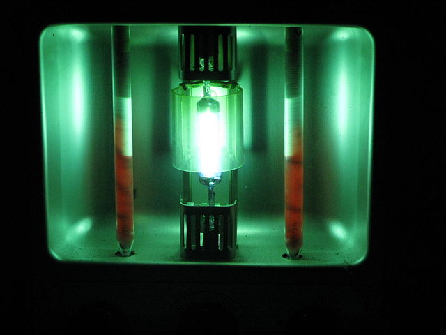 File:Mercuryvaporlamp.jpg