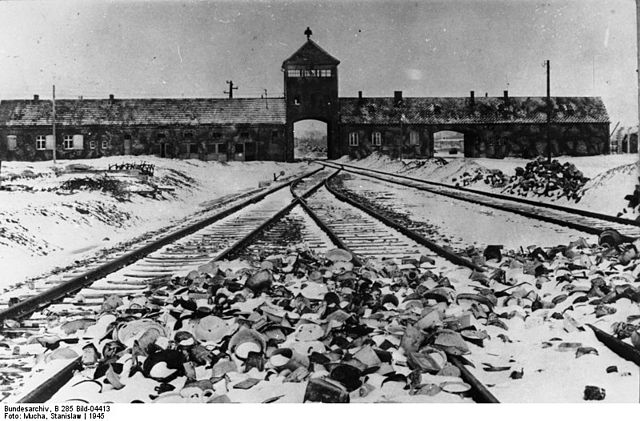 File:Bundesarchiv Bild 175-04413, KZ Auschwitz, Einfahrt.jpg