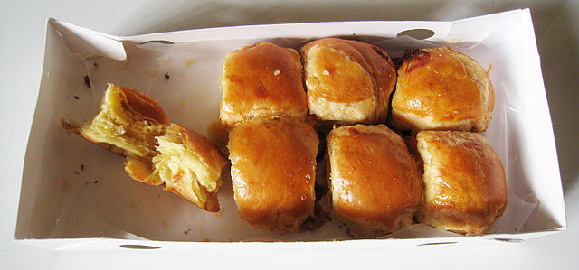 File:Durian Keju Bollen Opened.JPG
