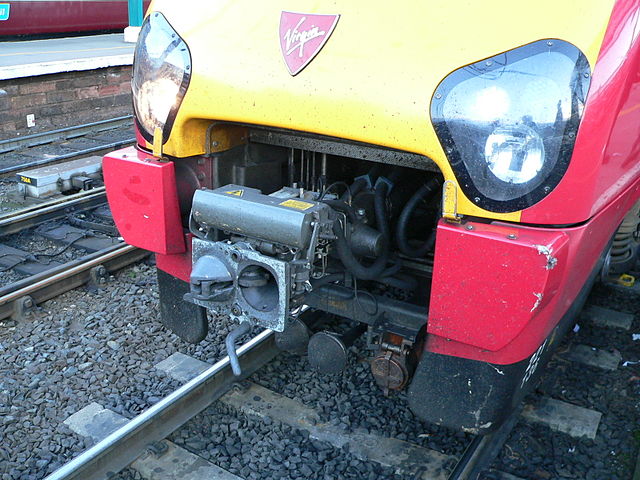 File:Dellner coupler on Virgin Voyager 221136 at Carlisle 2005-10-08.jpg