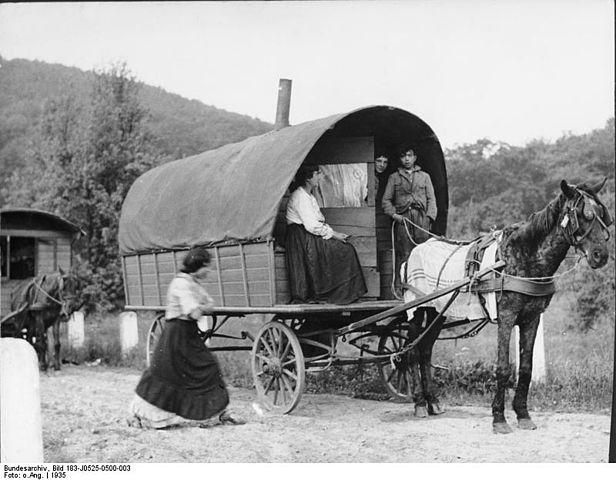 File:Bundesarchiv Bild 183-J0525-0500-003, Rheinland, Sinti und Roma mit Wohnwagen auf Landstraße.jpg