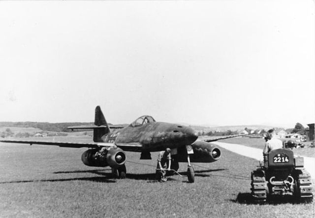 File:Bundesarchiv Bild 141-2497, Flugzeug Me 262A auf Flugplatz.jpg